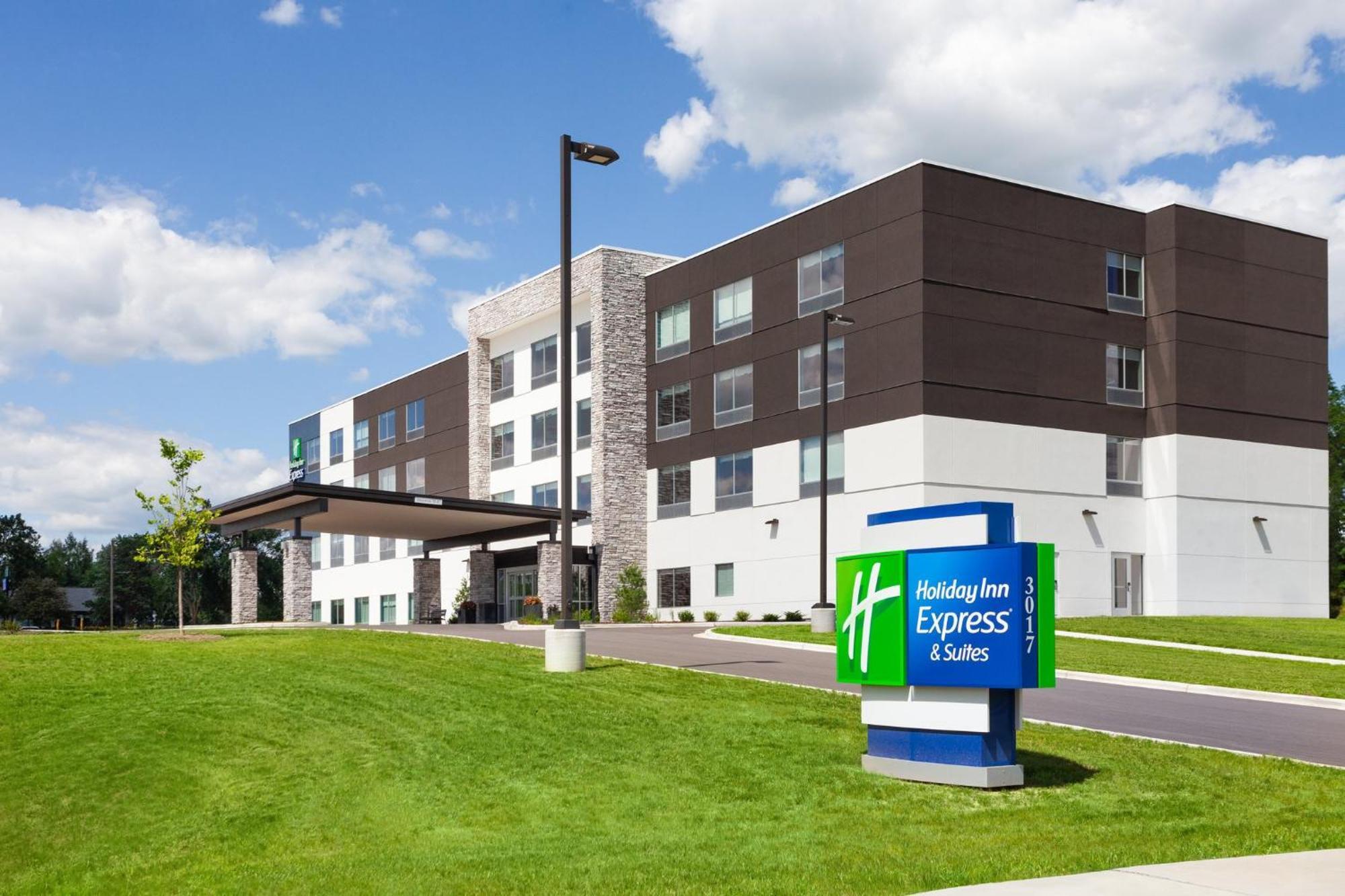 Holiday Inn Express & Suites Reedsburg - Dells Area By Ihg Екстериор снимка